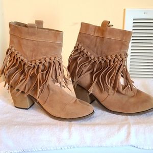 Fringed heeled boots